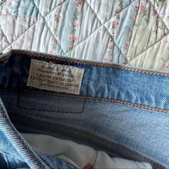 Levi’s Premium Wedgie Fit High Waist Jeans Shorts Size 30 Distressed Raw Hem - Picture 12 of 14